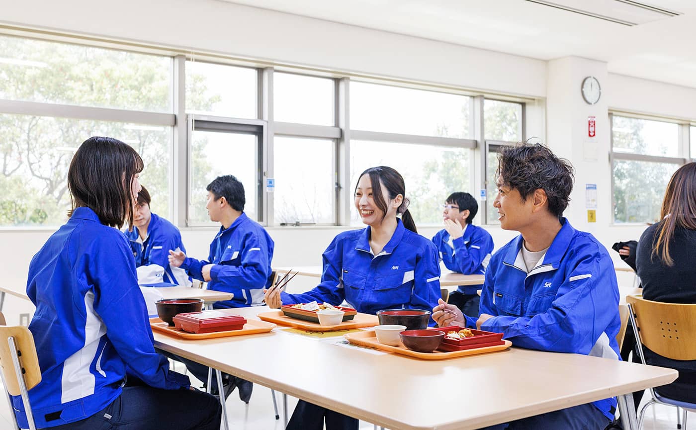 食堂で社員が食事をしている様子